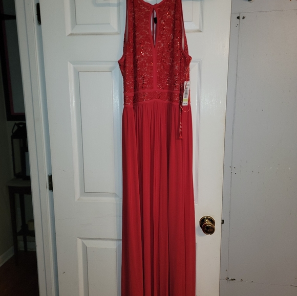 Gown - Picture 4 of 6